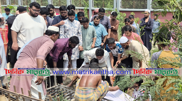 দৌলতদিয়ায় নদীতে বাস ডুবিতে নিহত একই পরিবারের ৩জনের মরদেহ পাশাপাশি দাফন